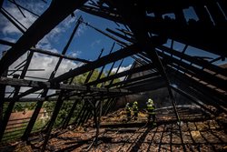 Před plameny se podařilo uchránit obytnou část zemědělské usedlosti