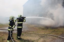 Dnes dopoledne hasiči Ústeckého kraje vyjeli k požáru osobního auta a domu i k dopravní nehodě kamionu a osobního auta 