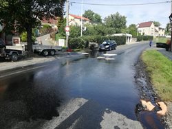 Ve Švermově na Kladně uniklo po nehodě z přepravovaného kontejneru několik set litrů oleje