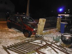 Osobní vůz narazil do plotu a poškodil sloup