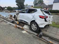 VIDEO: Auto se propadlo do řeky, manželský pár zachránili dobrovolní hasiči