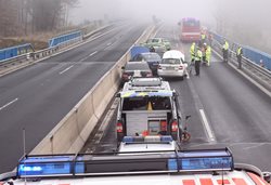 Na mostě  u Sokolova se srazilo deset aut najednou Provoz na komunikaci byl více než čtyři hodiny zcela uzavřený  