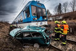 Po nehodě vlaku a osobního vozu u Jaroměře evakuovali  hasiči 101 osob