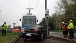 Hasiči vyprošťovali osobní automobil z kolejiště ostravských tramvají