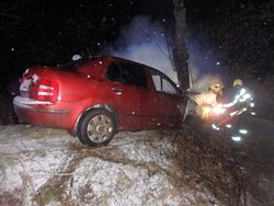 K ranní dopravní nehodě došlo v Horní Kalné. Automobil začal po nárazu do stromu hořet Během nehody nebyl nikdo zraněn. 