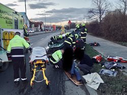 Vážná nehoda v Praze: Hasiči vyprostili zaklíněného řidiče!