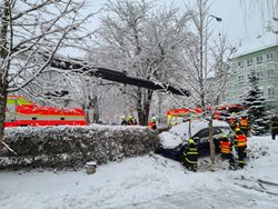 Moravskoslezští hasiči vyjeli ve středu ráno k sedmi nehodám, z toho třikrát vyprošťovali