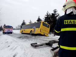 Bizon vyprošťoval zapadlý autobus v Bílově na Novojičínsku