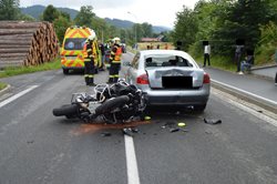 Spolujezdkyni z motorky transportoval z místa nehody vrtulník