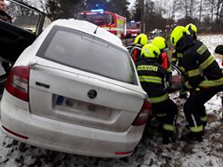 Mobilní telefon zachráncem: Hasiči vyprostili zraněného řidiče z havarovaného auta na Českolipsku