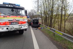 Karvinští hasiči vyprošťovali seniory z auta po nehodě s autobusem