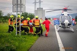 Při střetu dvou osobních vozidel a motocyklisty na dálnici D56 u Dobré byla zraněna jedna z řidiček, motocyklista svým zraněním podlehl