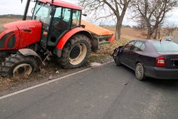 Dopravní nehoda osobního auta a traktoru mezi Lenešicemi a Břvanami