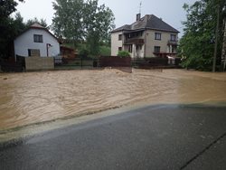 Hasiči v Moravskoslezském kraji řešili o víkendu více než stovku událostí spojených s deštěm.VIDEO/FOTO