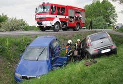 Při nehodě zraněni řidiči obou vozidel. Jednoho pak transportoval vrtulník