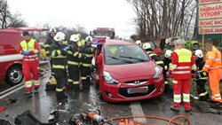 Při tragické srážce dvou osobních a jednoho nákladního vozidla zemřela jedna osoba