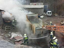  V kamenolomu hořelo a škody šplhají do milionů