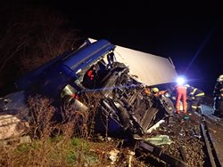 U Čáslavi zůstal po střetu nákladního automobilu a nákladního vlaku ve vozidle zaklíněný řidič