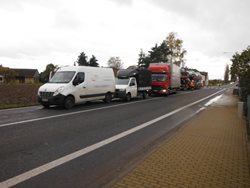 U kuriózní dopravní nehody zasahovali profesionální hasiči z Hořic. Střet kamionu s traktorem uzavřel silnici a zkomplikoval nejen dopravu, ale byl příčinou  další nehody 