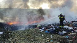 Požár skládky na Pardubicku způsobilo samovznícení