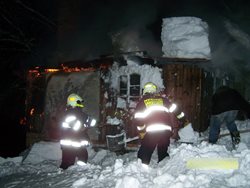 Hašení požáru stodoly komplikoval nedostatek vody a špatně přístupný terén.