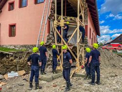 VIDEO: Stabilizujeme poškozené budovy na Jesenicku