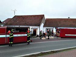 Při nehodě hasiči vyprošťovali muže a staticky zajišťovali objekt