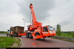 Bizon a jeřáb vyprošťovali dvě těžká vozidla v Ostravě a Vendryni