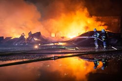 Plechová hala v Josefově lehla popelem Plameny napáchaly škodu ve výši asi 1,2 milionu korun. 