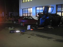 Osobní vůz poškodil zaparkované automobily a fasádu domu.