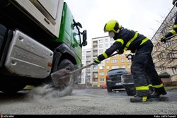 Únik oleje z popelářského vozu