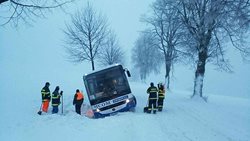 Hasiči v Pardubickém kraji zasahovali kvůli sněhu u řady nehod