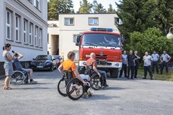 Hasiči přijeli do Rehabilitačního ústavu v Kladrubech navštívit své kolegy