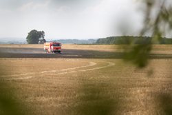 Požár 12 hektarů obilí a strniště ve Slavkově na Opavsku rychle uhašen