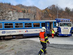 Dopravní nehoda osobního vlaku a nákladního vozidla