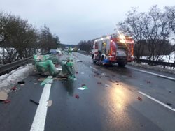 Nehoda se zraněním  dvou nákladních a dvou osobních aut zablokovala silnici