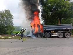 Po nárazu začal náklaďák hořet, řidič vyvázl ven včas