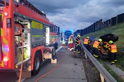 Ranní nehoda osobního automobilu omezila provoz na dálnici