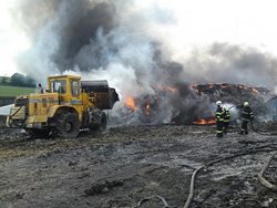 Požár odpadu ve Vratimově na Ostravsku stále zaměstnává hasiče a jejich nakladače   