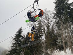 Drama na lanovce: Hasiči zachraňovali lyžaře v Telnici