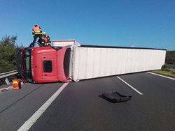 Dopravní nehoda kamionu na dálnici