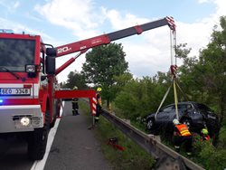 Vozidlo hasiči vyprostili pomocí jeřábu