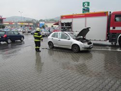 Mladé mamince se začalo v kabině automobilu, ve kterém vezla své děti ,  dýmit