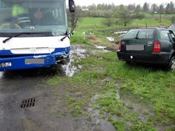 Srážka automobilu s autobusem si vyžádala smrtelné zranění.