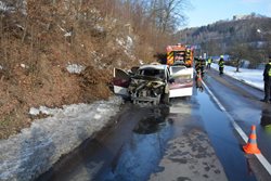 Hasiči likvidovali požár auta i následky nehody