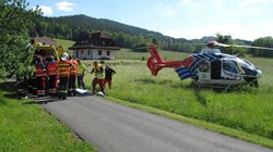 Nehoda motocyklu si vyžádala jeden lidský život. Vrtulník přiletěl k místu nehody dvakrát.