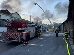 Velký požár průmyslové haly ve Wunsiedelu