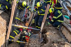 Záchrana v Ostravě: Hasiči tři hodiny vyprošťovali zavaleného muže