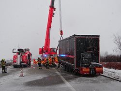 Ostravští hasiči vyprošťovali na zasněžené dálnici velký přívěs