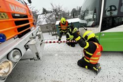 Hasiči vyprošťovali u Frýdku-Místku autobus, cestující vyvázli bez zranění